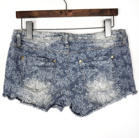 ARDEN B White Lace Print Low Rise Cutoff Denim Shorts Size: 8 - Picture 2 of 6